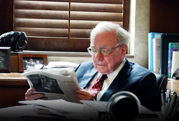 Warren Buffett reading financial reports