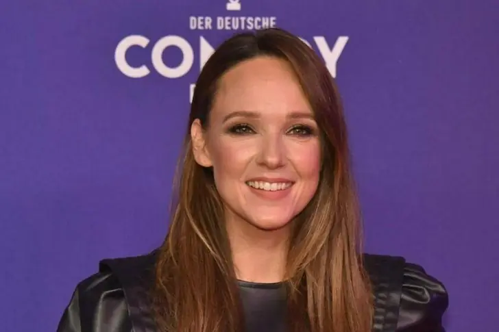 CAROLIN KEBEKUS, COMEDIAN – 1,5 MILLIONEN EURO