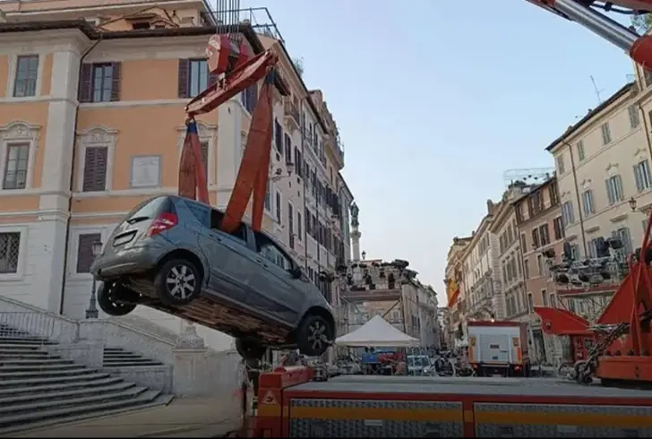 Car removed from Spanish Steps staircase