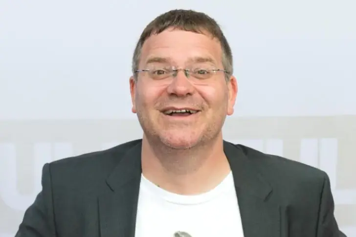 ELTON, MODERATOR UND KOMIKER, 4 MILLIONEN EURO