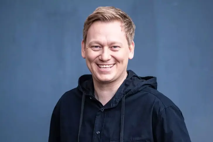 JENS KNOSSALLA, MODERATOR – 2 MILLIONEN EURO