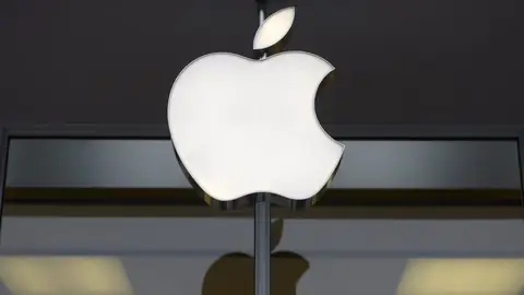 Apple‘s Forecast Of Weaker-Than-Projected Sales Causes A Drop In Its Market Shares