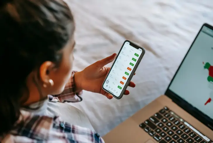 Investor uses phone to track stocks