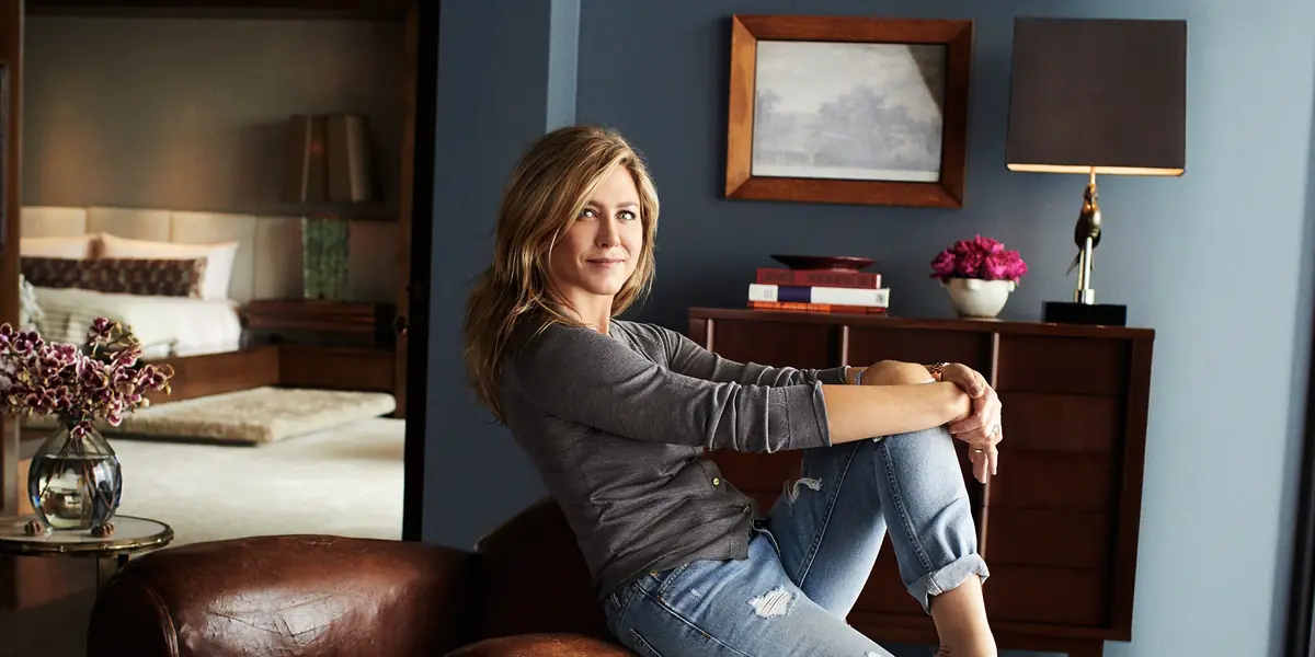 Interesting! Jennifer Aniston’s Favourite Sofa Is Worth More Than You Can Ever Imagine
