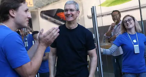 Apple Lays off 200 Employees to Invest in Artificial Intelligence