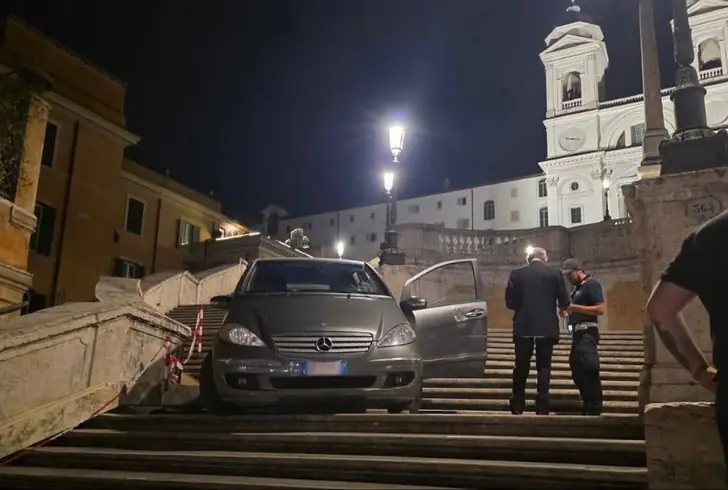 Mercedes caught by police on Spanish Steps Rome