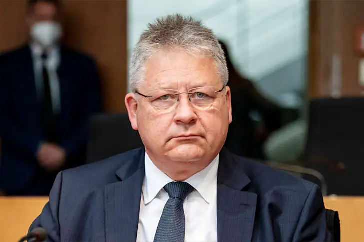 Fabian Kahl: Antiquitätenhändler, 1,3 Millionen Euro