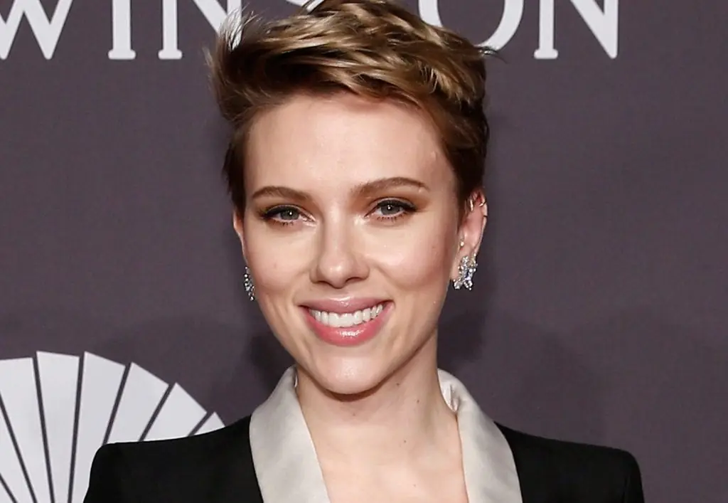 Scarlett Johansson’s Rocking an <em>Extremely</em> Rare Engagement Ring Worth a Fortune!
